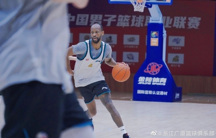 好久不见！广厦官博晒球队外援卡明斯回归训练照