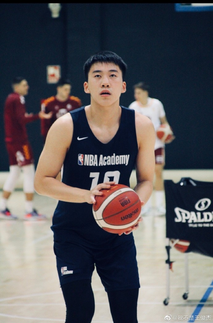 NBA篮球无疆界训练营最佳12人阵容：中国小将王俊杰入选