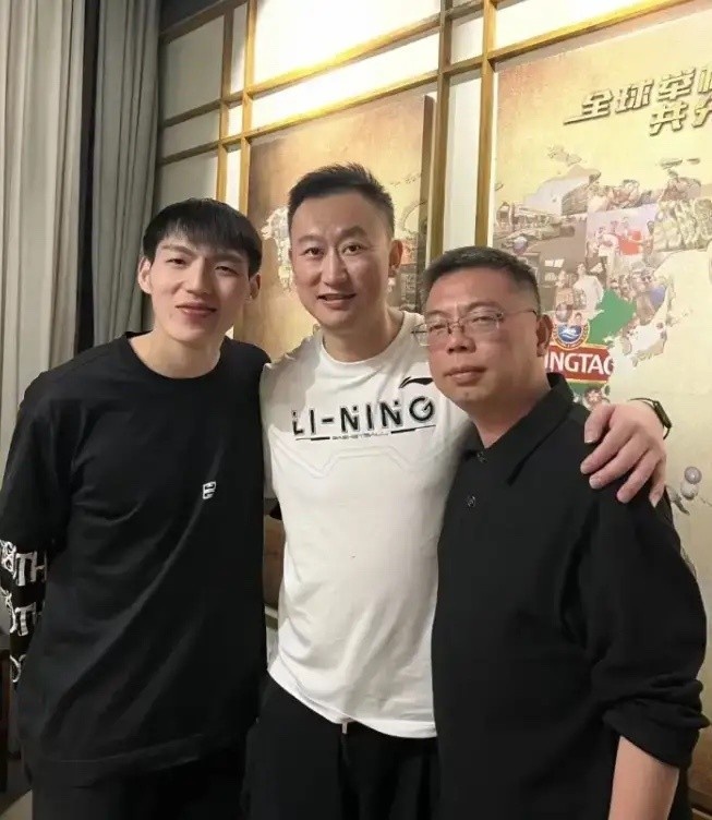 昨日场边对骂&后光速和好 刘维伟与浙江总经理赛后聚餐&相拥合影