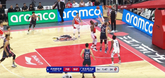 中锋后卫随时切换！徐杰抢到前场板传球 随后接球命中底角三分