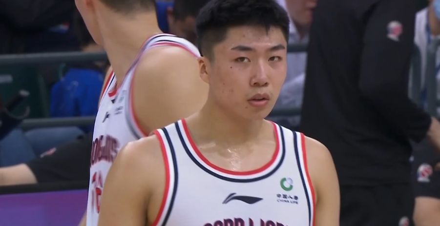 程帅澎追身三分！刘颜诚扑防时垫脚 被吹违体犯规！