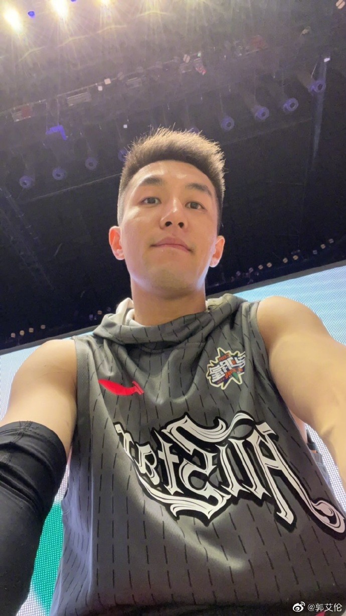 郭艾伦：大家都很认真很激烈 也都很开心 最后球投不进 全是眼泪