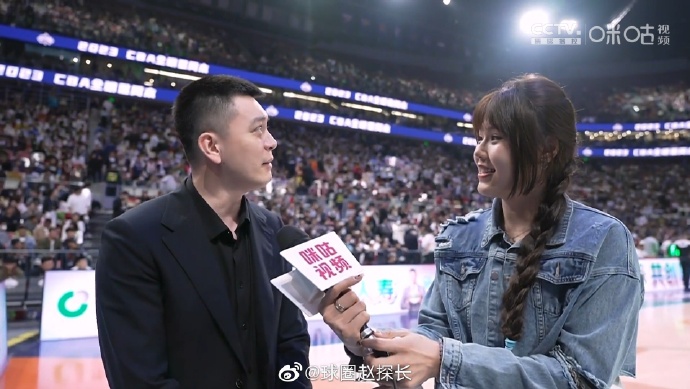 李月汝采访杨鸣时俩人咋会一样高？小宝下蹲“劈叉”给足面子