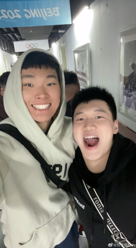 范子铭晒与雷蒙合影并打趣：我说咋前面那么铁 原来在等个大的