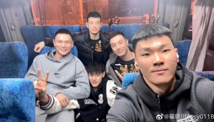 翟晓川晒与曾凡博、方硕等队友合影：哥儿仨带两位小兄弟继续冲