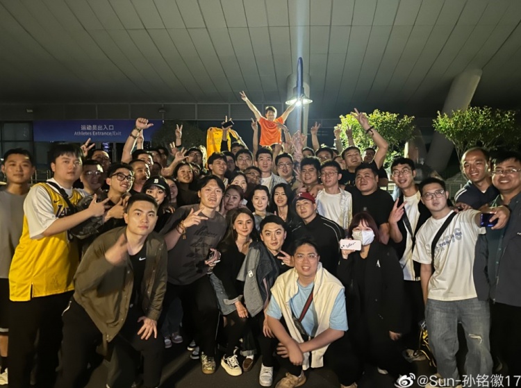 大比分1-1平！孙铭徽赛后晒与球迷合影：不论输赢感谢你们