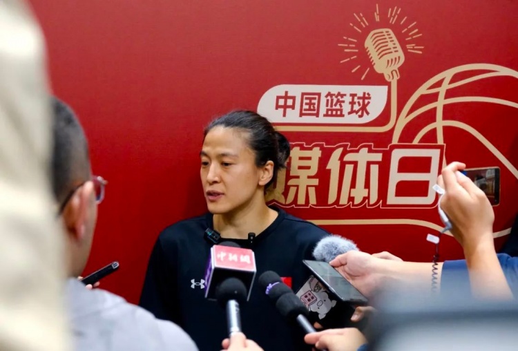 王丽丽打趣：我没超过30岁 她们都说我18岁 没有身体负担