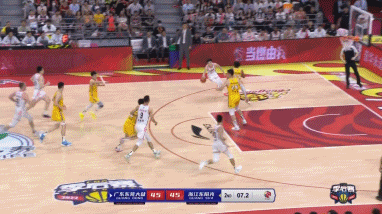 赵睿胡明轩撞墙式配合 胡明轩压哨三分命中结束上半场！