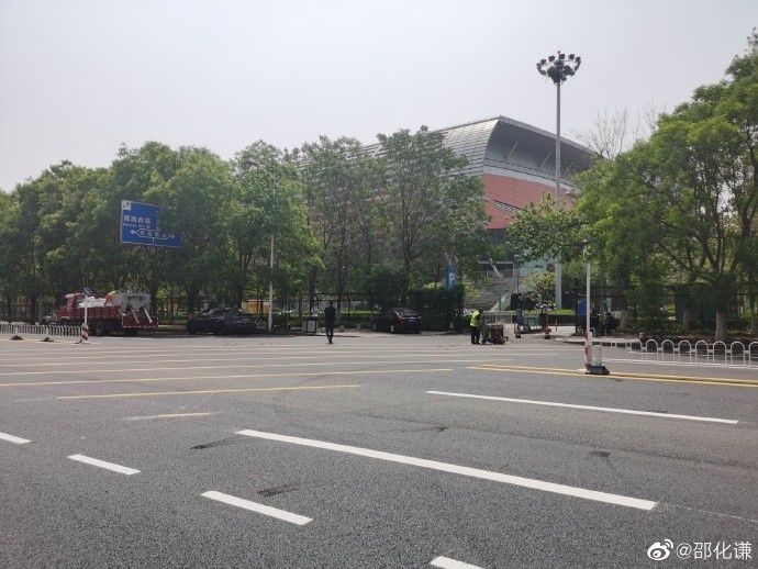 气氛已到位CBA公司昨晚在辽主场彩排颁奖场馆外马路更新标识