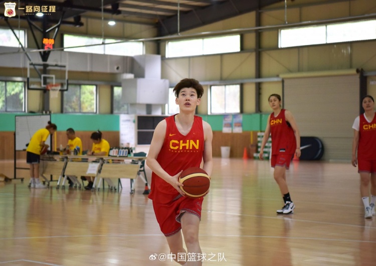 中国篮球之队晒中国女篮最新训练照：忙碌的周一从刻苦训练开始