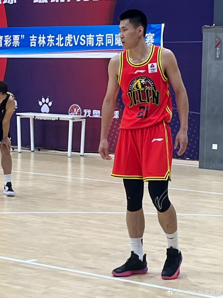 刚刚加盟吉林的吴昌泽身披21号球衣在教学赛中首发登场