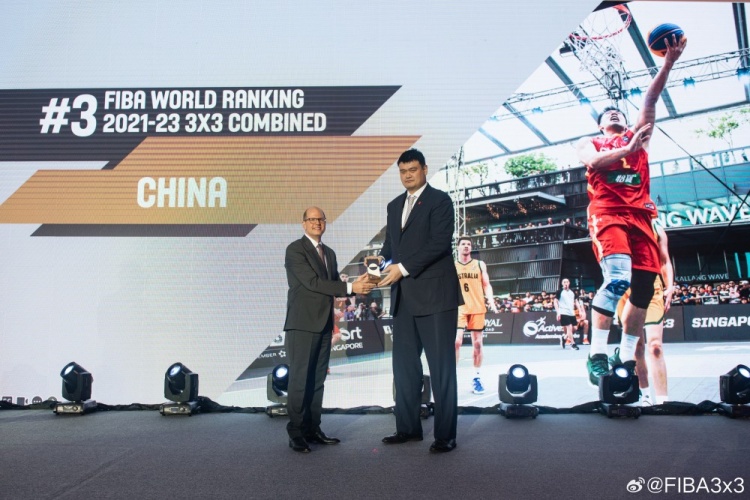 中国三人篮球2123年综合排名世界第三姚明在FIBA代表大会上领奖