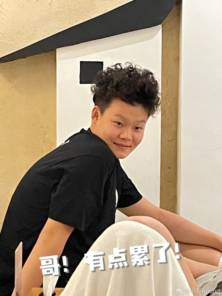 随队获得中国三人篮球联赛亚军万济圆晒照：新赛季一起加油
