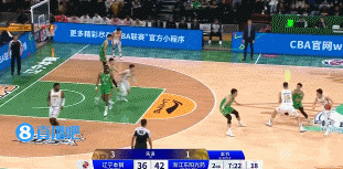 望无大碍！孙铭徽突破分球对抗后重摔在地之后自己走回更衣室