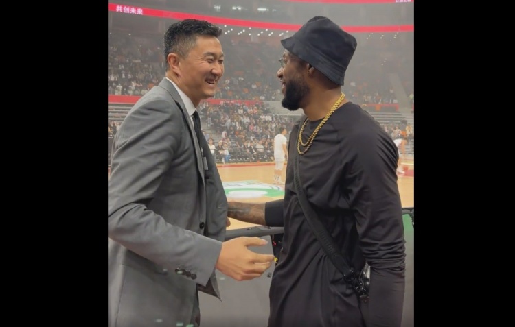 威姆斯在广东球员通道和马尚&杜锋致意杜锋笑开了花
