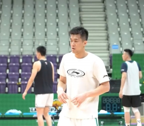 乌戈：郭艾伦将继续缺席今晚对阵广州队的比赛但他很快会回来