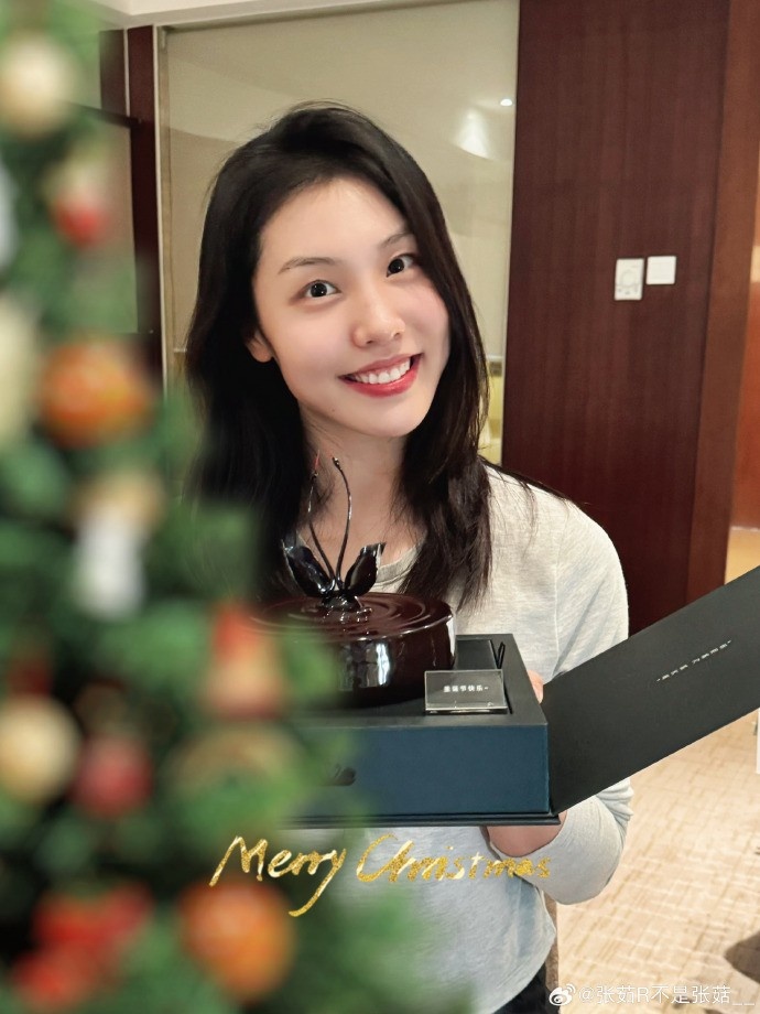 张茹晒美照：今日扮演“圣诞甜妹”节日就要一起过