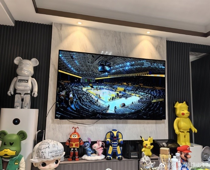 好好休息！孙铭徽输着液也在关注广厦比赛：继续加油兄弟们