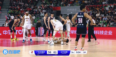 辽宁本场第二名伤员！李虎翼拼抢中崴脚受伤已被换下