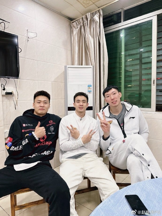 赵继伟晒与赵睿周琦的合照：感谢2位大佬安排祝早日康复能量满满