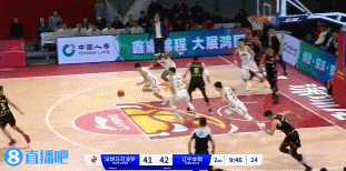 身体素质真棒！张镇麟反击罚球线内一步直接腾起双手舒展暴扣！