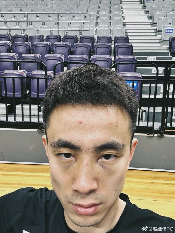 这眼圈黑的赵继伟晒自拍照：Homepanda