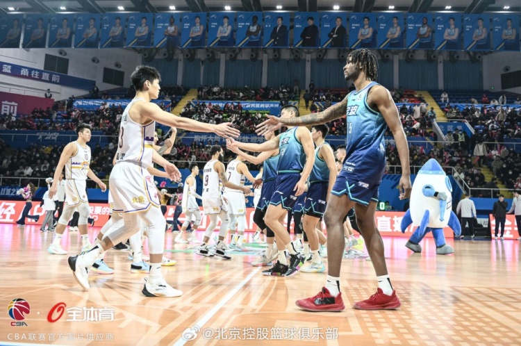场上是对手&场下是朋友愿双方伤缺队员早日回归赛场！