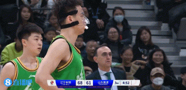 硬汉！赵继伟咬着纱布回到场上继续作战