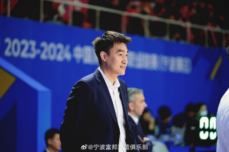 彪哥归来！宁波队赛后欢迎球队首任队长张彪：欢迎彪队回家