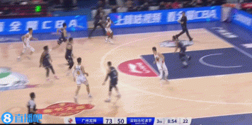 望无大碍！亚当斯上篮勾倒焦泊乔后者捂着脚踝非常痛苦
