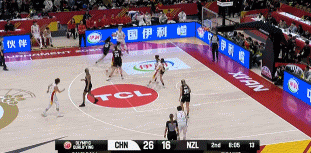 冲击力十足！李梦底线持球突破一打二上篮得手打成2+1