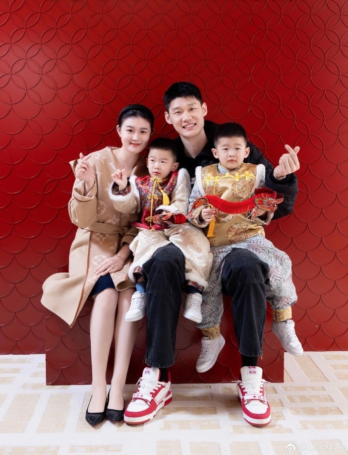 胡金秋晒喜庆全家福：新年快乐龙年大吉