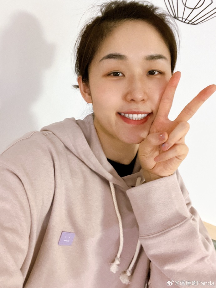 内蒙古女篮球员潘臻琦晒个人照：来给生活比个