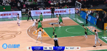 机警！广州篮下人仰马翻退防战术犯规赵继伟顺势出手造三分犯规