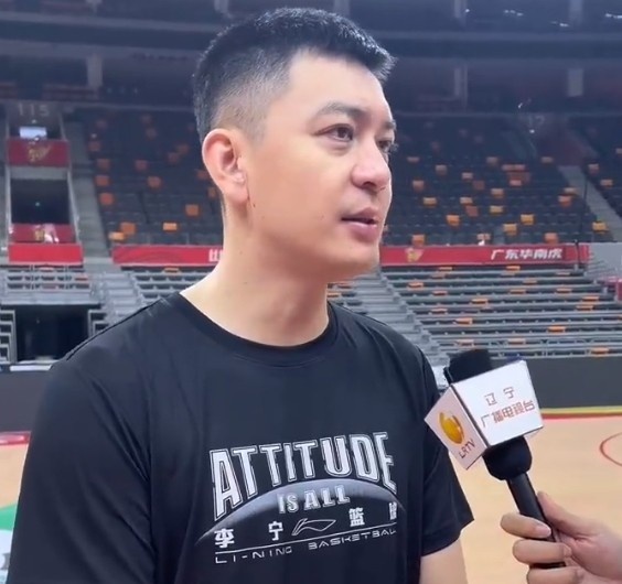杨鸣：杰伦亚当斯晚上不会出场太长时间大家不用抱太大希望
