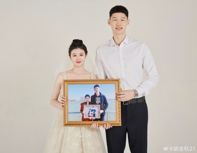 好球员好丈夫！胡金秋和妻子晒两人甜蜜合照：相爱十年