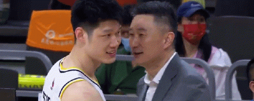 相当宠溺！杜锋赛后一脸温情的与大秋交谈还上演摸脸杀