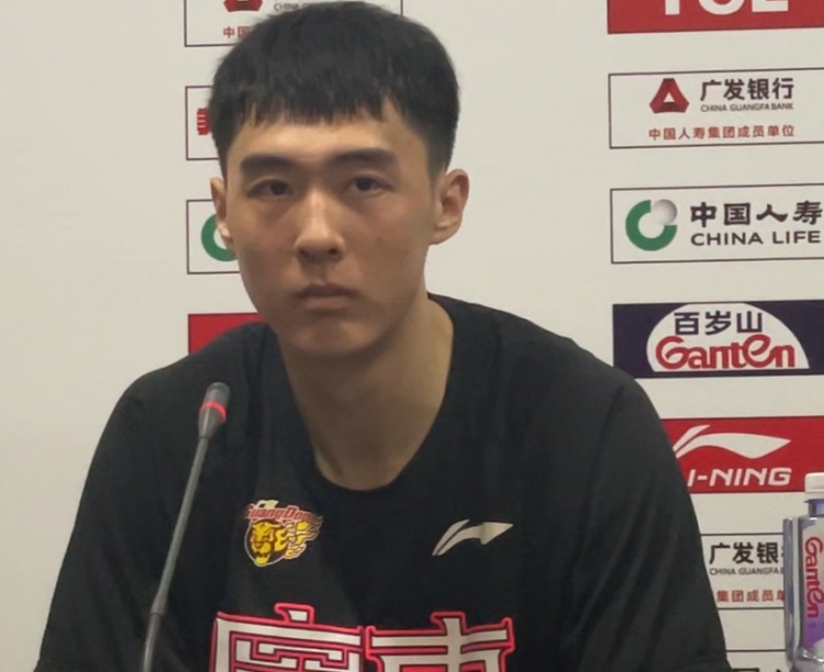 张明池：通过训练保持很高的专注度在场上努力拼抢每一个篮板球