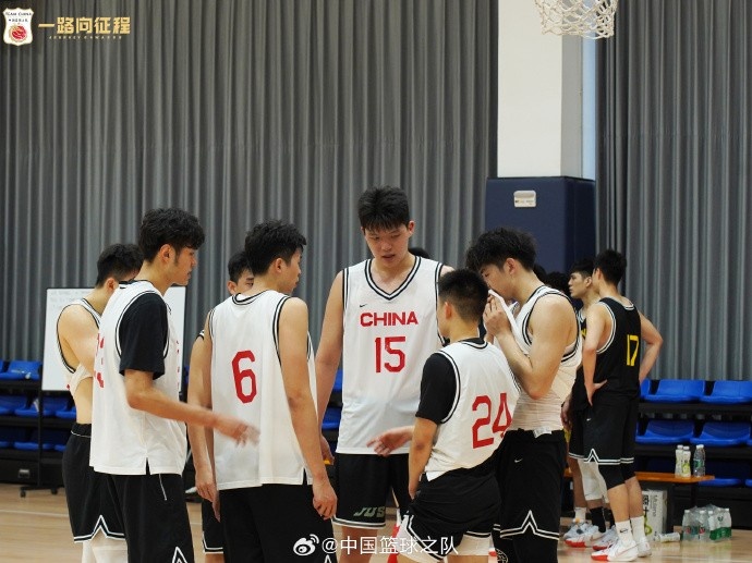 中国篮球之队晒训练照：杨瀚森、邹阳