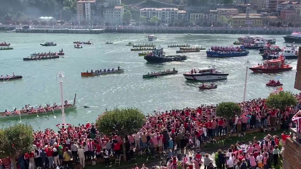 气氛极好！毕尔巴鄂竞技乘船在河上游行庆祝夺得国王杯