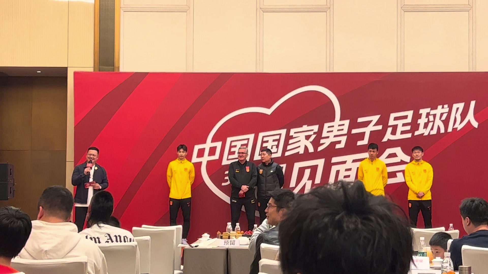 现场球迷：希望伊万带国足进美加墨世界杯，天天熬夜看比赛