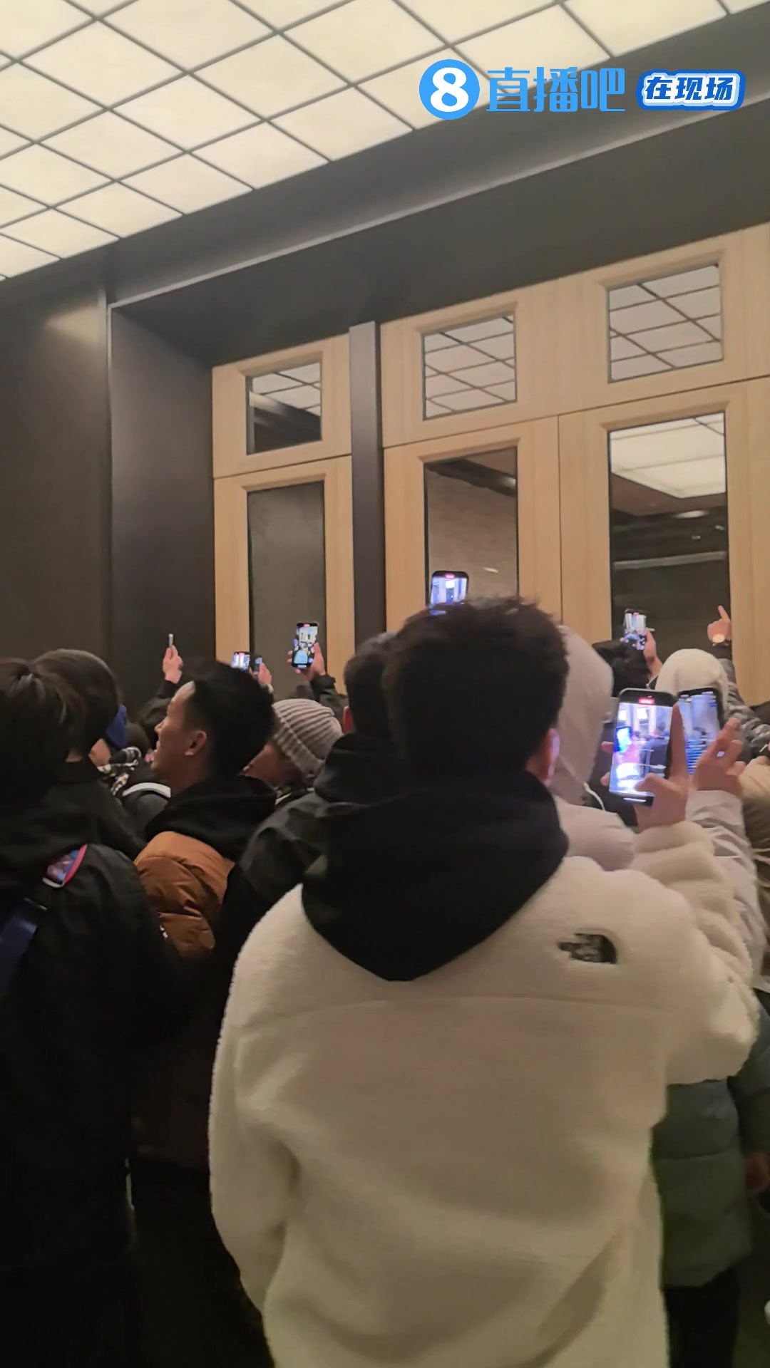 【直播吧在现场】C罗下榻酒店外球迷聚集冲酒店，向主办方要解释