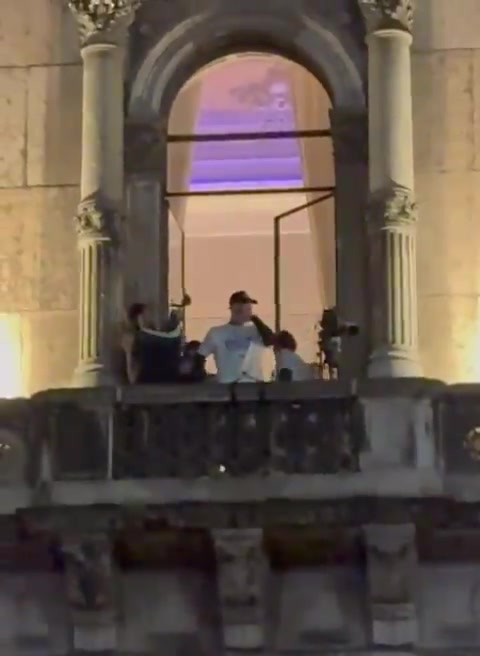 迪马尔科发起夺冠大合唱，与巴雷拉在大教堂广场领着球迷高歌