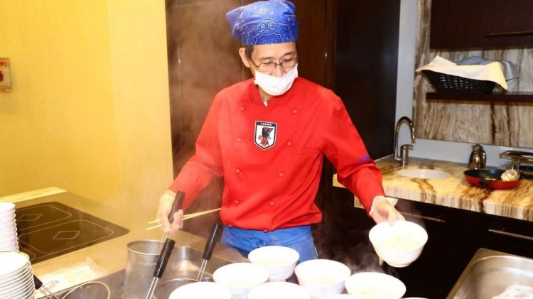 60歲主廚已是日本隊世界杯“五朝元老”：球員吃得好才能維持體力