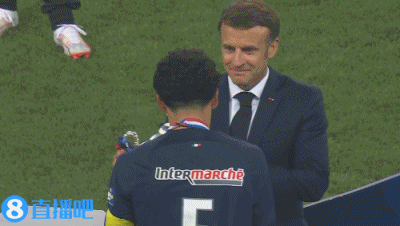 荣耀时刻！姆巴佩亲吻金牌，队长马尔基尼奥斯高举法国杯奖杯