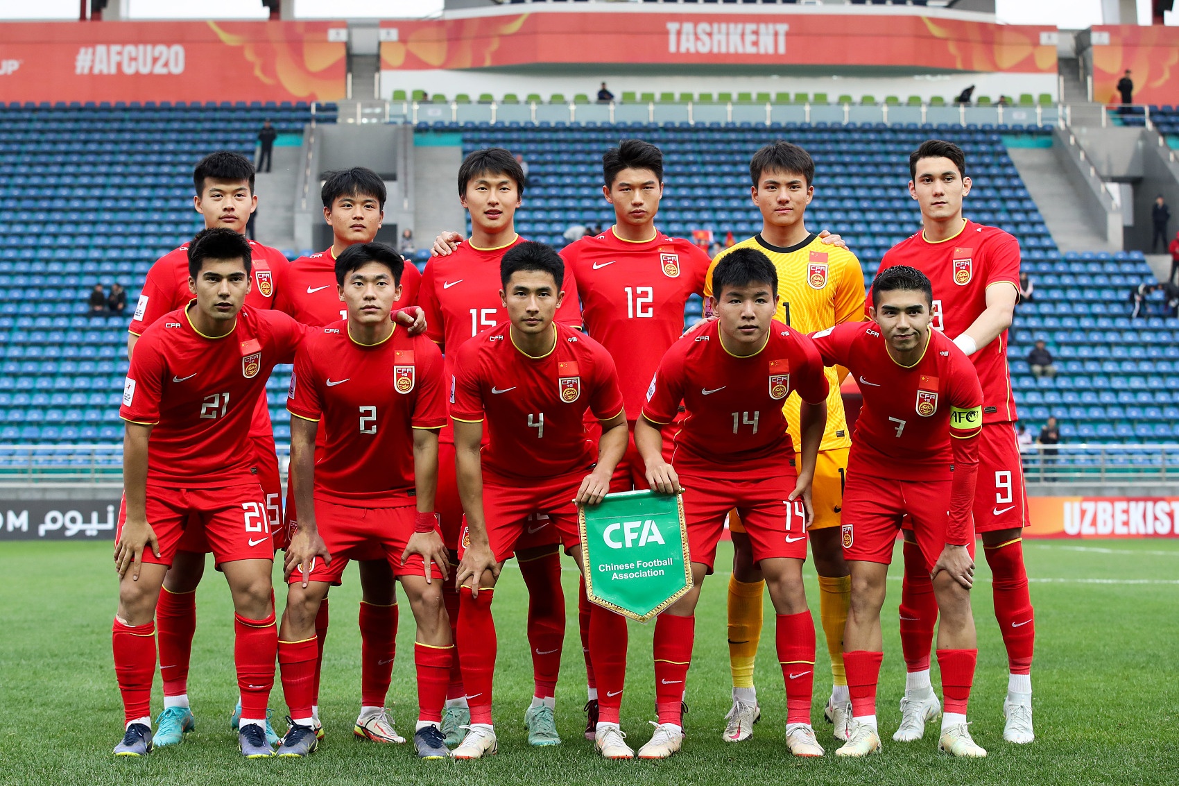 国青队员赛后与现场球迷一起庆祝：干掉韩国队！我们要去世青赛！