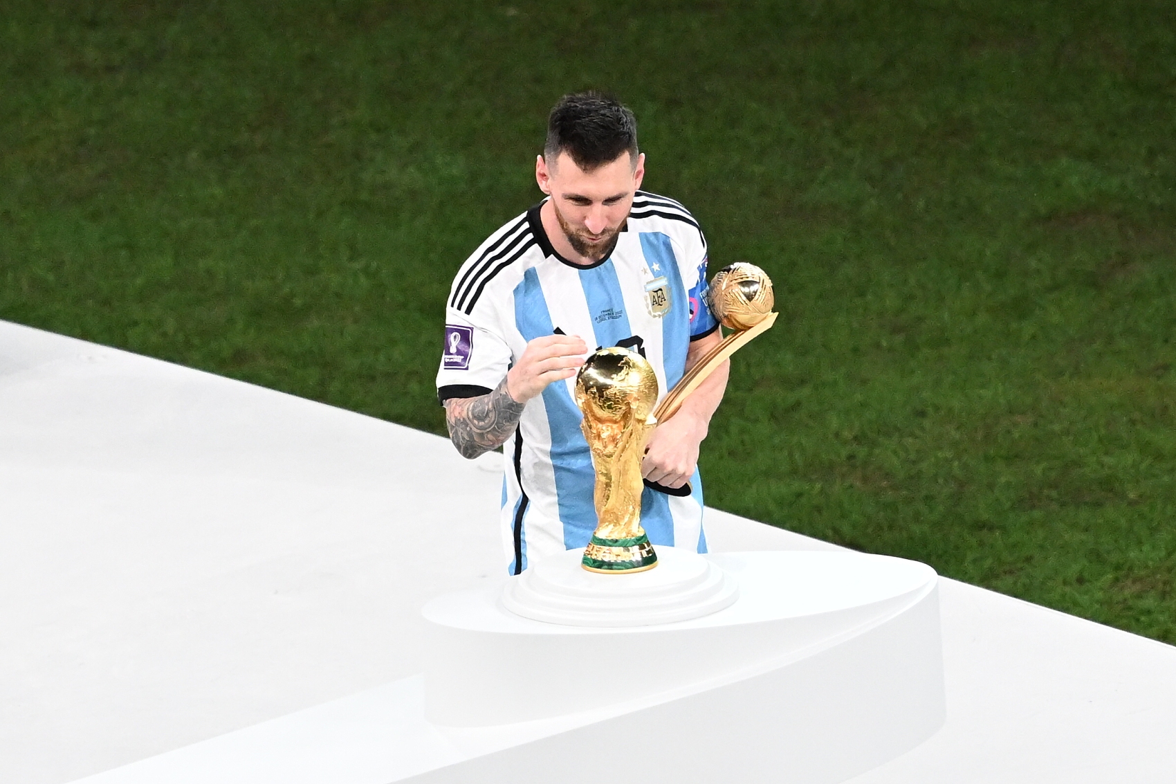 2022世界杯各奖项一览：梅西夺金球，姆巴佩拿金靴，马丁摘金手套