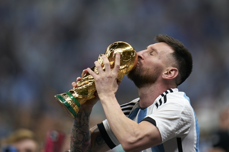 马卡报：梅西当选FIFA年度最佳球员，斯卡洛尼、马丁内斯也将胜选