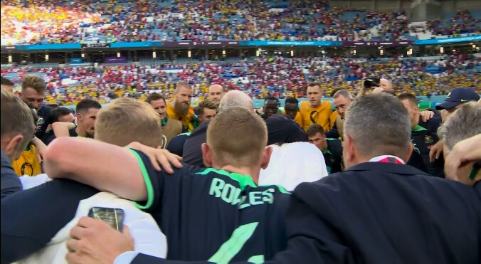 团结一心！赛后澳大利亚队员围成一圈听主教练演讲