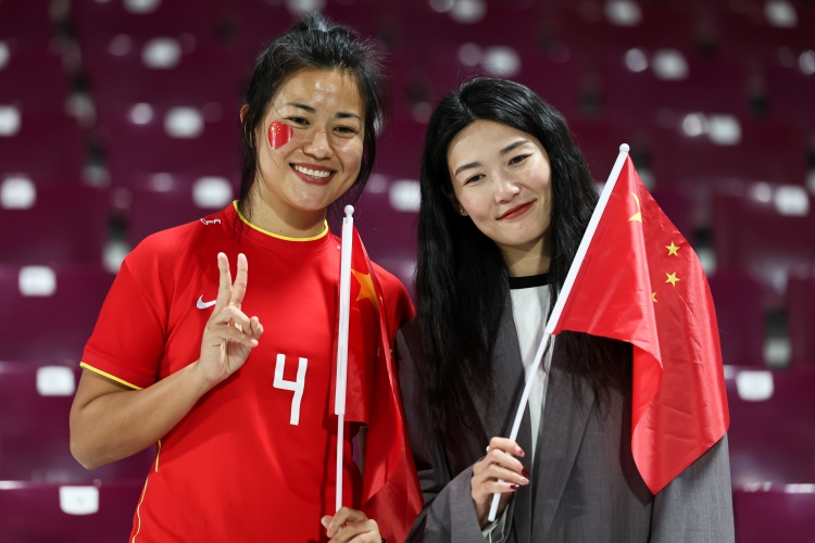 助威国足！女足国脚杨莉娜、李佳悦现场观战国足亚洲杯首战